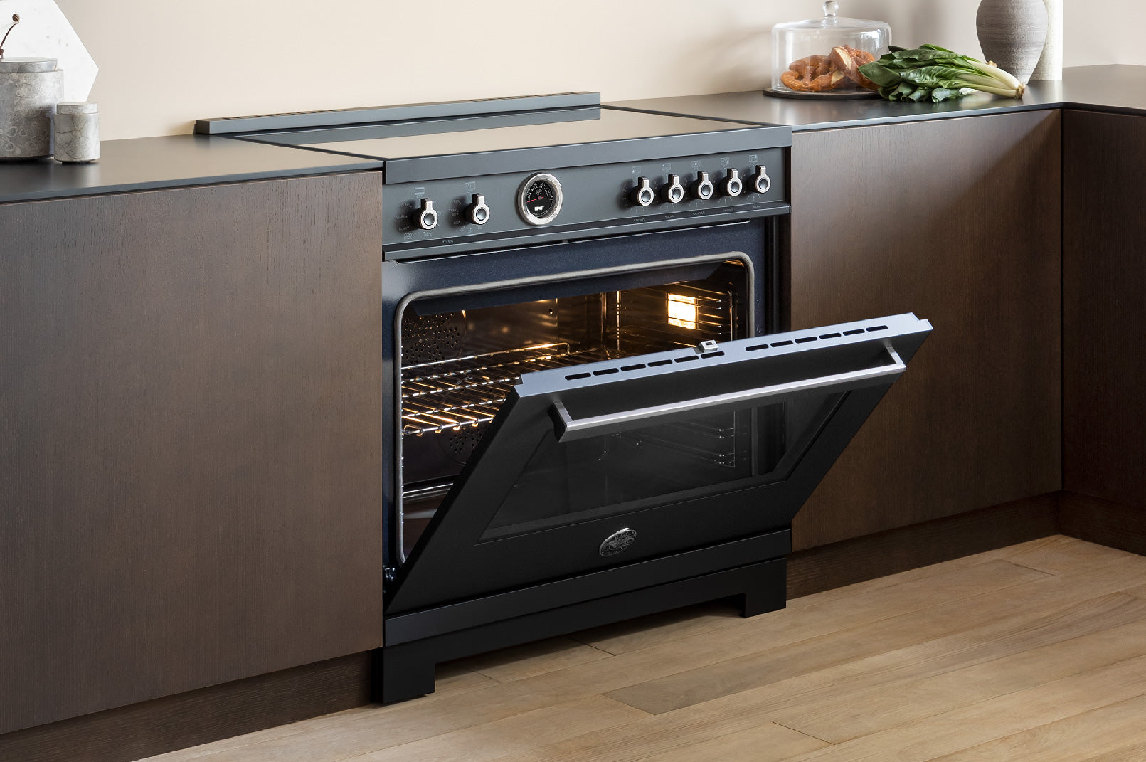 Bertazzoni - 36 inch Induction Range, 5 Heating Zones and Cast Iron Griddle, Electric Self-Clean Oven - PRO365ICFEPXT Bertazzoni - 36 inch Induction Range, 5 Heating Zones and Cast Iron Griddle, Electric Self-Clean Oven - PRO365ICFEPXT