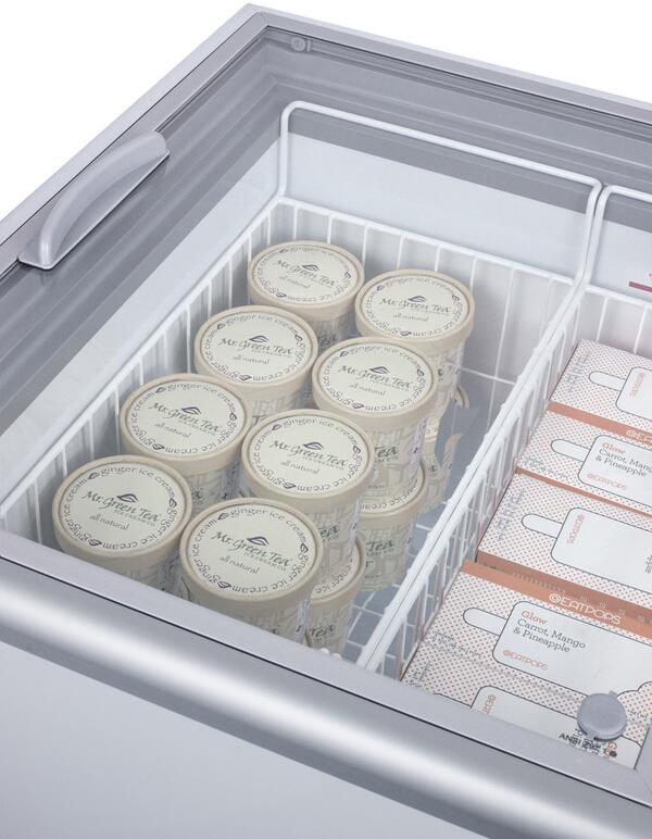 Summit Commercial - 30" 7.2 Cu.Ft. White Chest Freezer with Lock Summit Commercial - 30" 7.2 Cu.Ft. White Chest Freezer with Lock