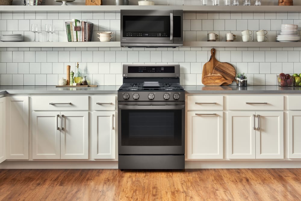 LG 5.8 CF / 30" Gas Range, InstaView, True Convection, ThinQ - Black Stainless LRGL5825D LG 5.8 CF / 30" Gas Range, InstaView, True Convection, ThinQ - Black Stainless LRGL5825D