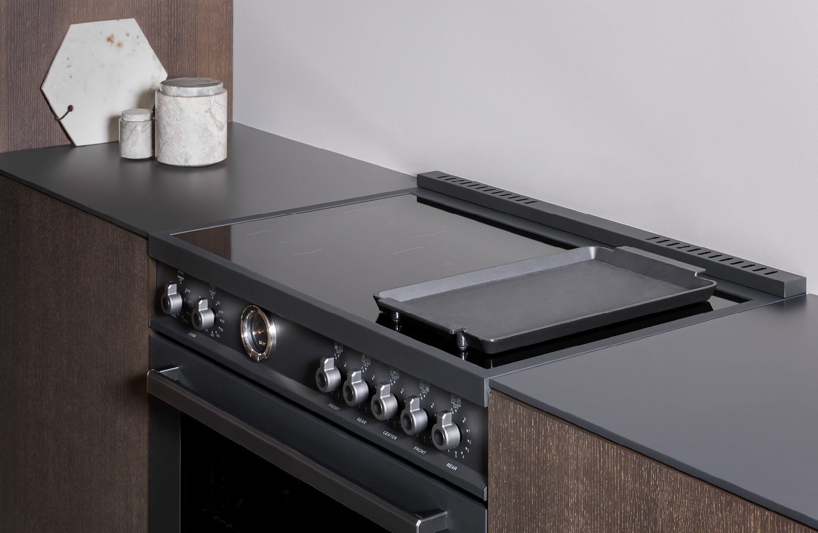 Bertazzoni - 36 inch Induction Range, 5 Heating Zones and Cast Iron Griddle, Electric Self-Clean Oven - MAS365ICFEPX