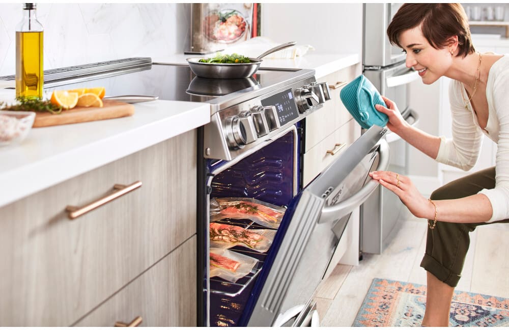 LG - 6.3CF Electric Single Oven Slide-In Range,Instaview,Air Fry,Air SousVide - Electric Slide-in - LSEL6337F